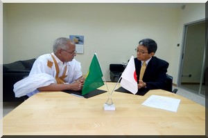 Communiqué de presse :  L’ambassade du japon en Mauritanie et la commune  d’Atar procèdent à la cérémonie De signature du  Contrat Relatif Au «Projet D’Aménagement de l’école Rgeiba»