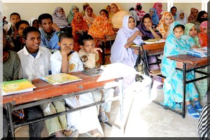 Lycée de Sélibaby : Distribution du don d’ARSEF aux élèves de premières Années