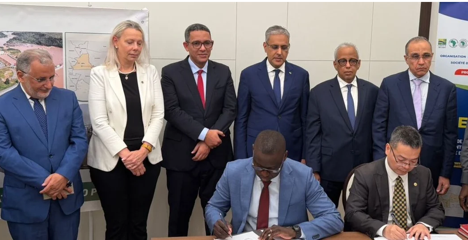 Une signature de contrats avec les entreprises ouvre la voie au démarrage des travaux de construction de 1 373 km de réseaux électriques entre le Mauritanie et le Mali