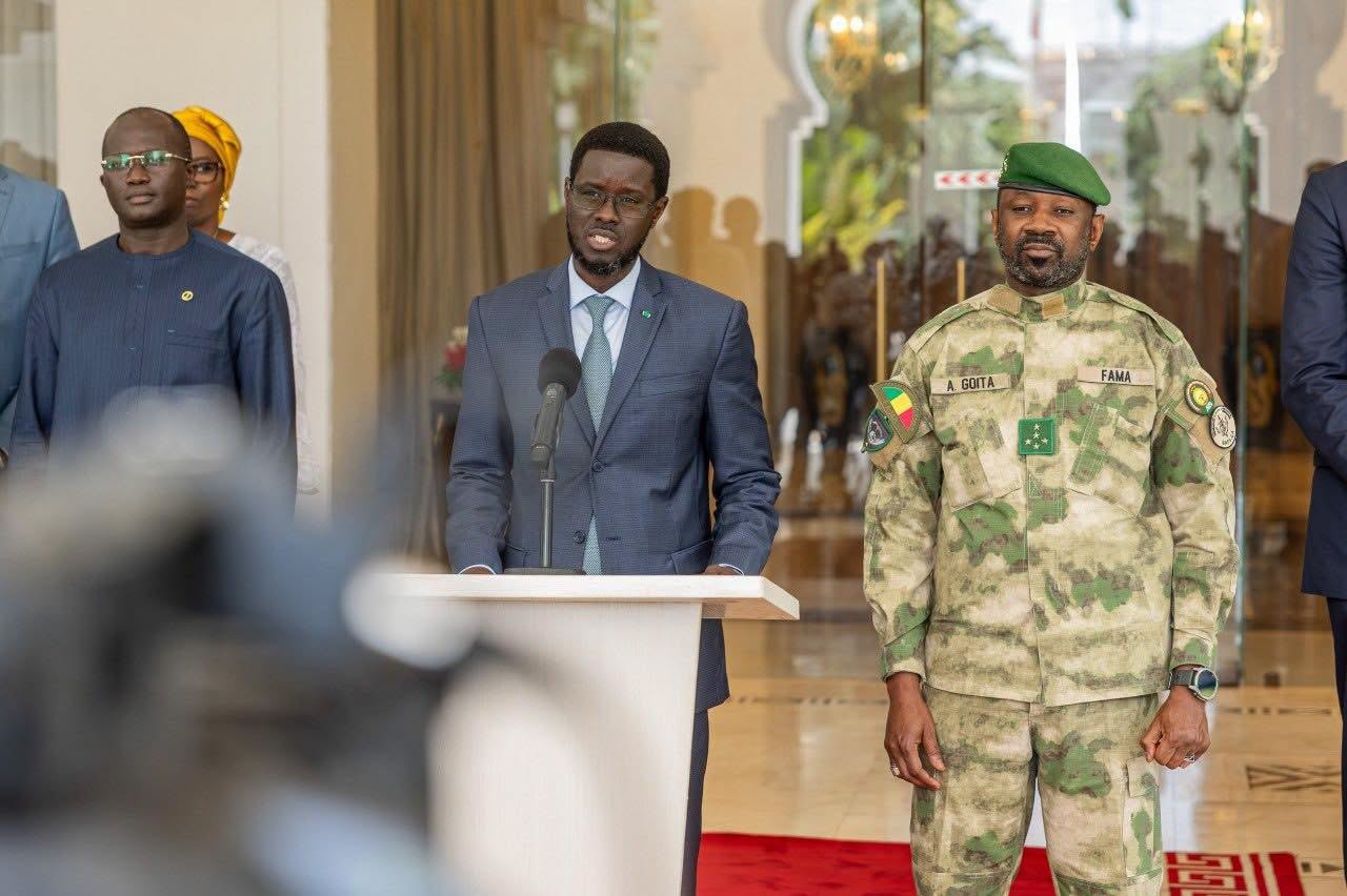 Bassirou Diomaye Faye au Mali : le président sénégalais affiche son soutien à Assimi Goïta dans un contexte régional sous tension 