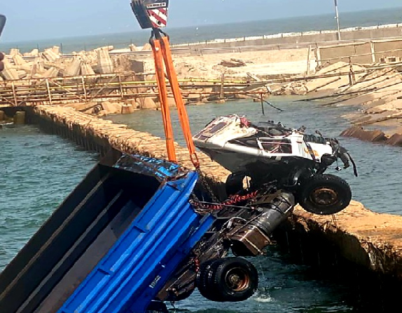 Un camion coule dans le port de l'Amitié, causant la mort de son chauffeur