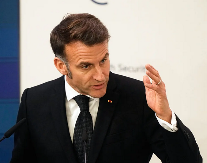 Diplomatie : La France en laisse !