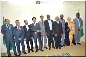 Le ministre des relations avec le parlement décore des fonctionnaires et employés de son département 