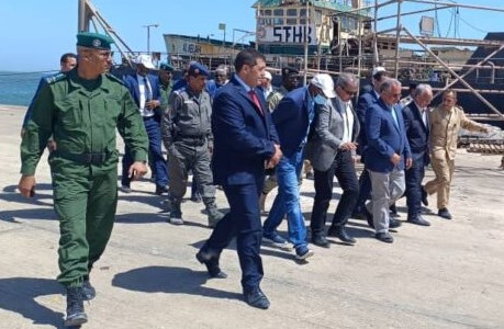 Le comité ministériel chargé d’identifier les problèmes posés à la ville de Nouadhibou visite des projets en cours et les ports de la ville