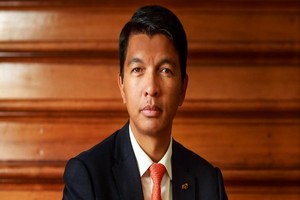 Madagascar: Rajoelina annonce des tests à base d'artemisia sur des malades