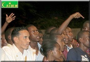 Le Festival Assalamalekoum proteste vivement contre l’arrêt de son spectacle par des policiers. 