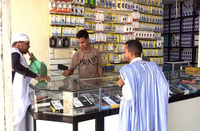 Vidéo. Mauritanie. «Ce serait mieux si on supprimait toutes les taxes»: douanes et revendeurs de téléphones trouvent un accord