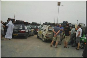 Des touristes occidentaux campent au poste-frontière nord pour protester contre le non-respect de la promesse du président