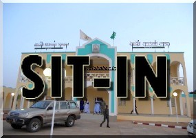 Aïoun : Sit-in des étudiants de l’Université islamique qui réclament qu’on leur remette leurs dossiers. 