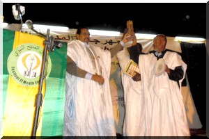 Zouerate : le Tiris Zemmour  remporte le grand prix du Festival El Medih Ennebewi 2012. 